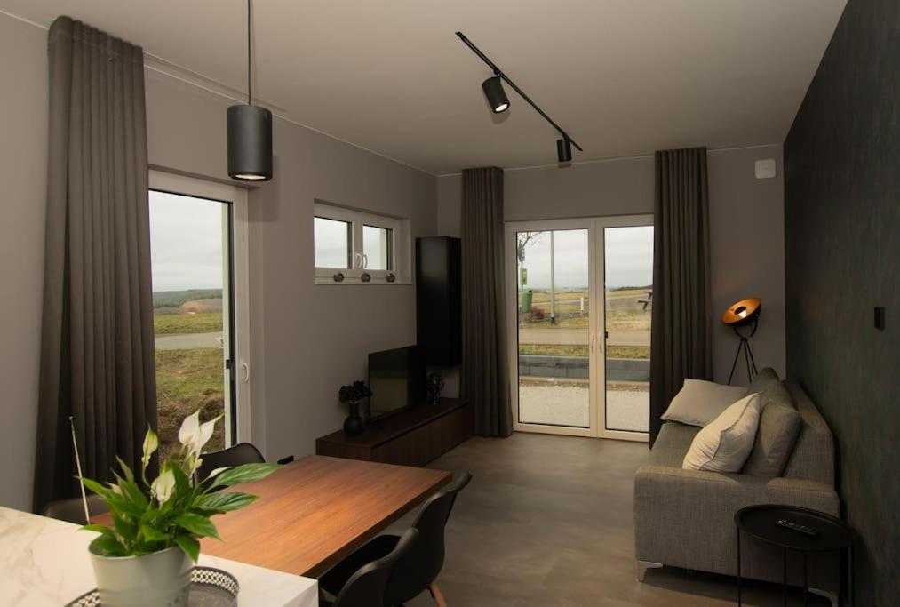 Moderne Wohnung mit Panorama tesisinde bir oturma alanı