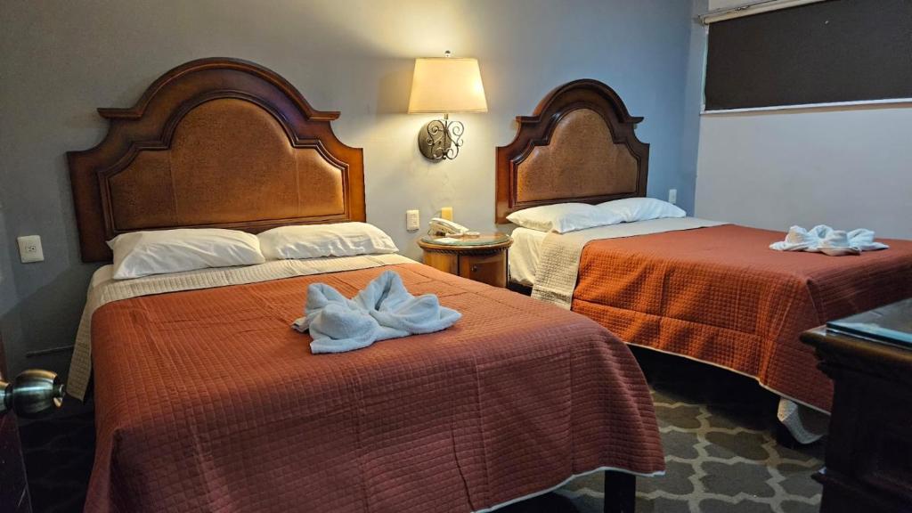 Habitación de hotel con 2 camas y toallas. en Grand Hotel Colonial Cancun, en Cancún