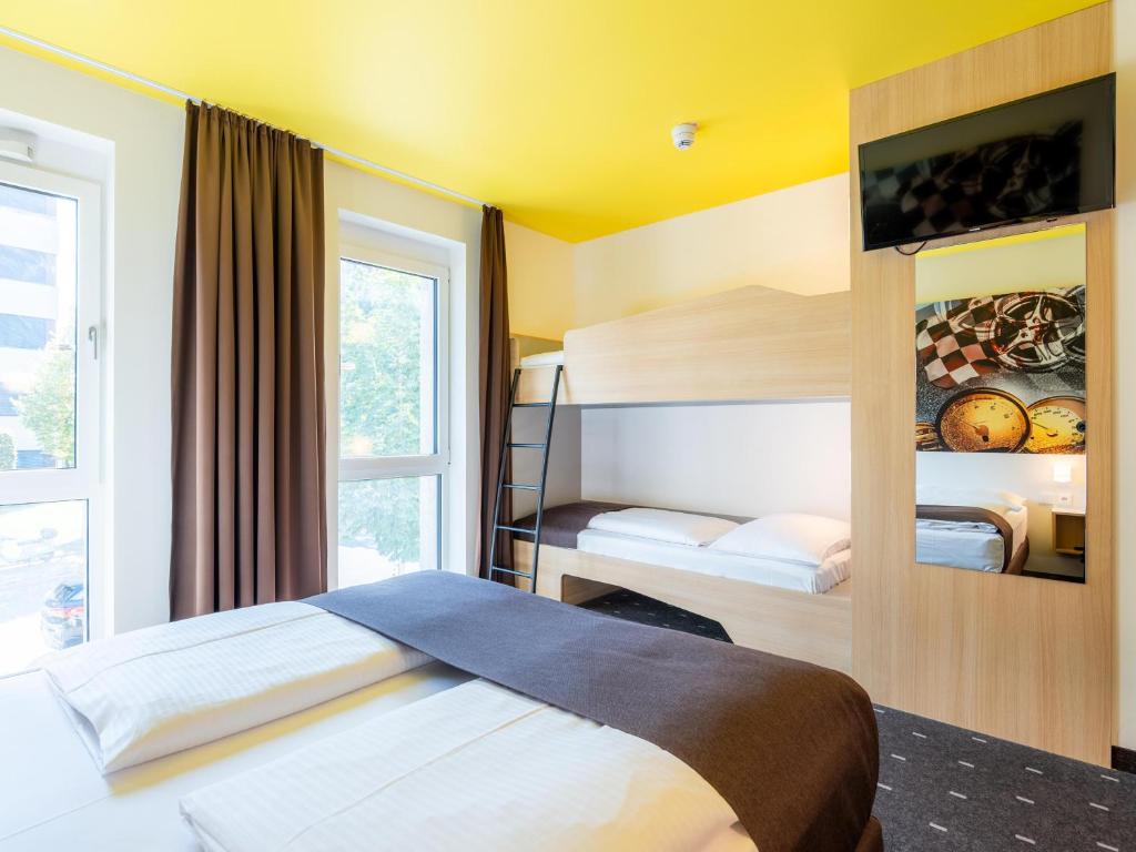 Postel nebo postele na pokoji v ubytování B&B Hotel Stuttgart-Zuffenhausen