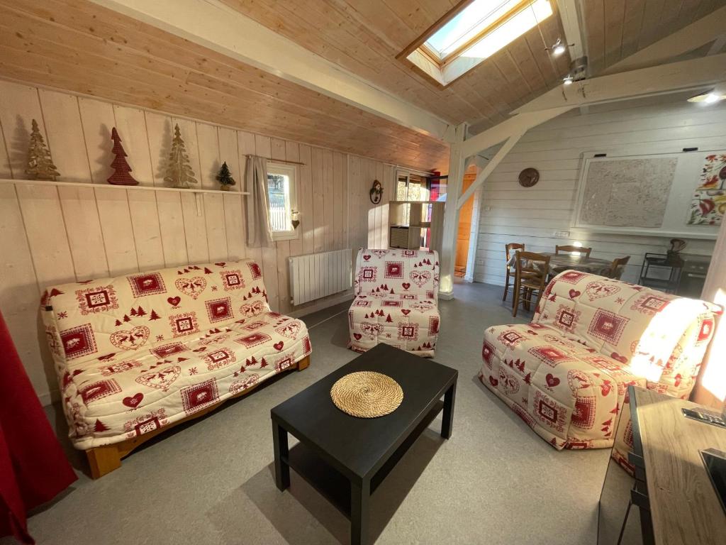 un salon avec deux canapés et une table dans l'établissement Les Cachettes du Hérisson - Le Hérissonneau, à Le Frasnois