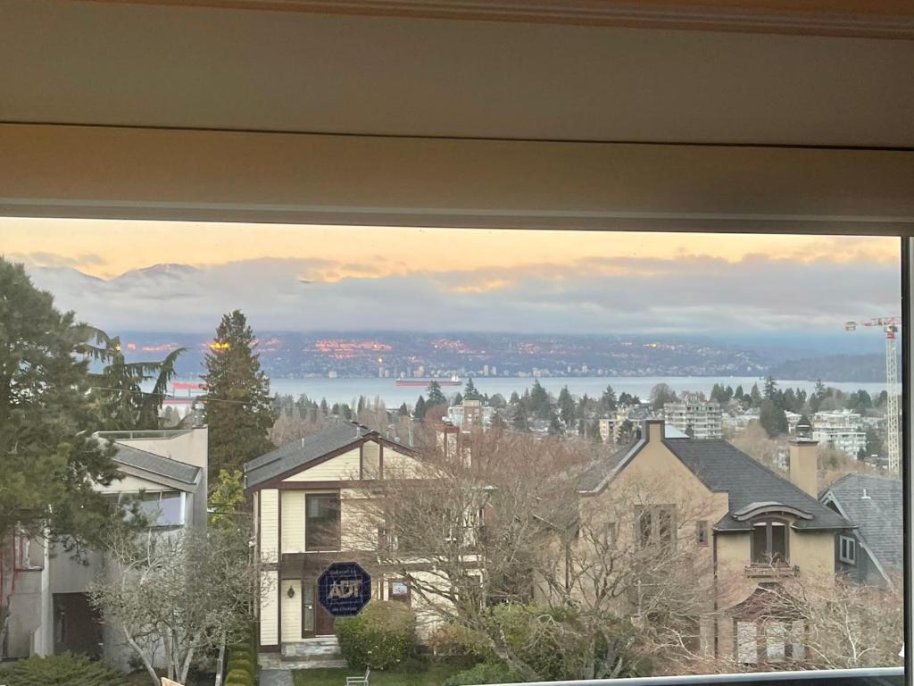 uma vista da cidade a partir de uma janela em 38-Villa plus mt ocean & City view em Vancouver