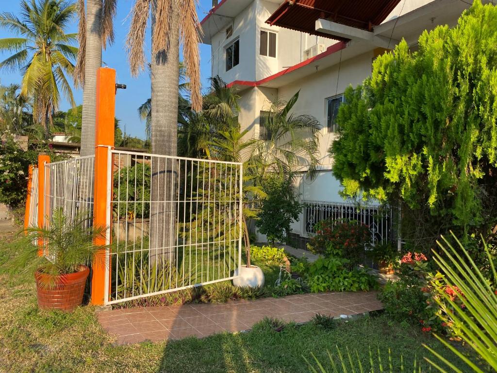 ein Tor vor einem Haus mit einer Palme in der Unterkunft Hotel Villa del Mar in Tonalá