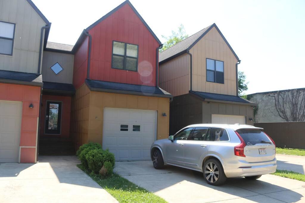 Athens city townhouse, 3 bedroom, 2.5 baths, Wi-Fi في أثينا: سيارة فضية متوقفة أمام منزل