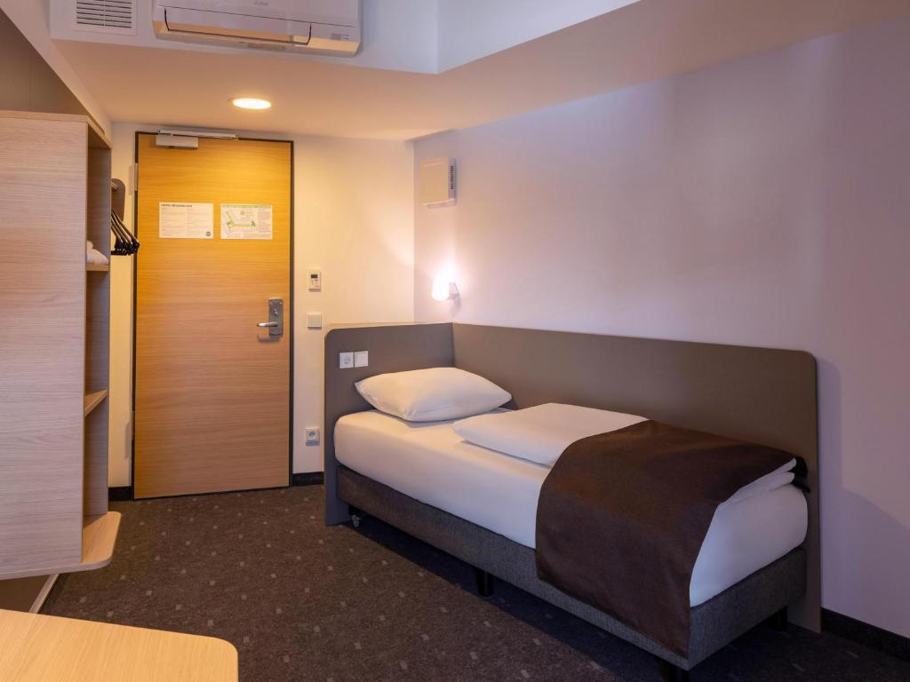 Postel nebo postele na pokoji v ubytování B&B HOTEL Bad Hersfeld