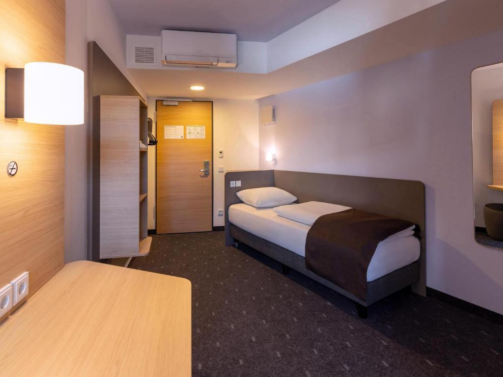 Postel nebo postele na pokoji v ubytování B&B HOTEL Bad Hersfeld