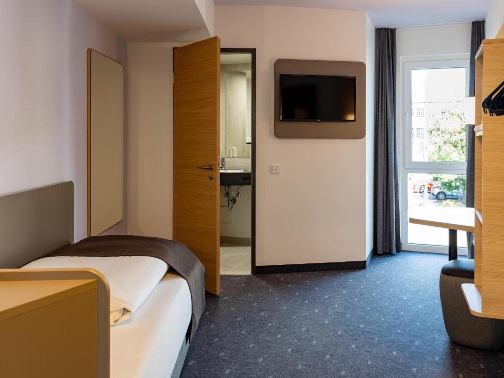 TV a/nebo společenská místnost v ubytování B&B HOTEL Bad Hersfeld