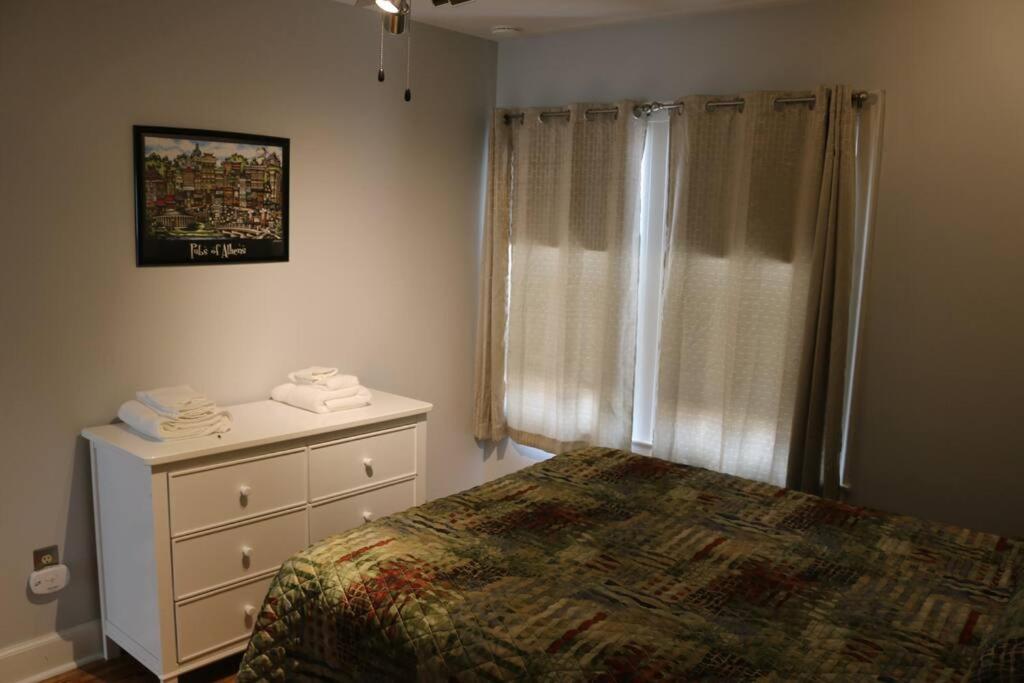 - une chambre avec un lit, une commode et une fenêtre dans l'établissement 3 Bedroom, 2 Bath, Porch, FREE Wi-Fi, Washer/Dryer, à Athens