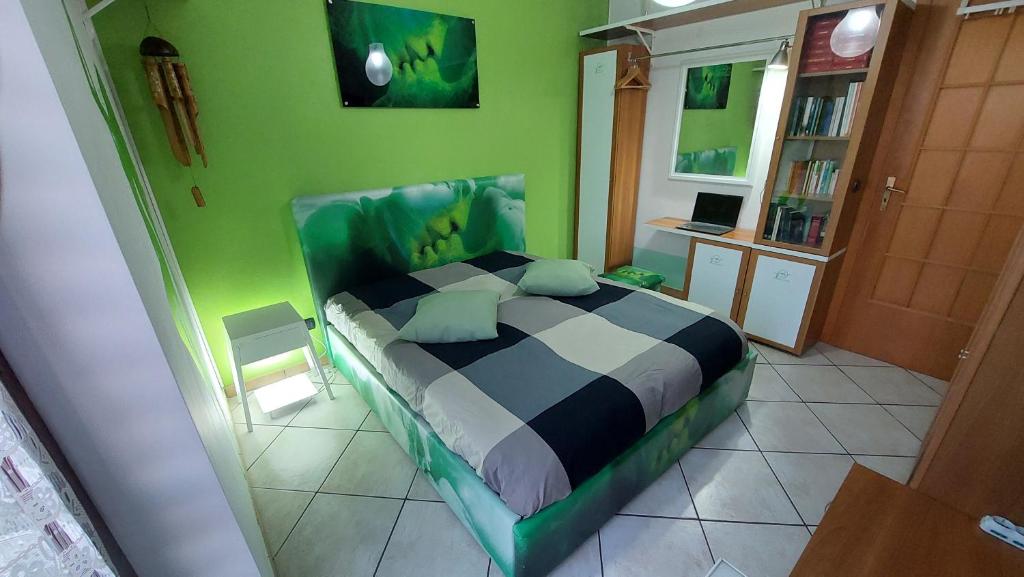 een slaapkamer met een bed in een groene kamer bij Nazzaro's House in Atripalda