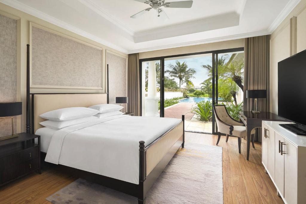 Postel nebo postele na pokoji v ubytování Danang Marriott Resort & Spa, Non Nuoc Beach Villas