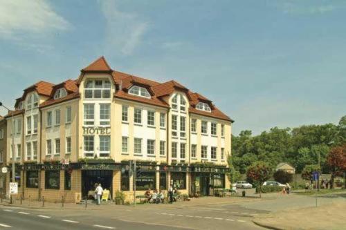 ein großes Gebäude an der Ecke einer Straße in der Unterkunft Hotel Overdiek in Prenzlau