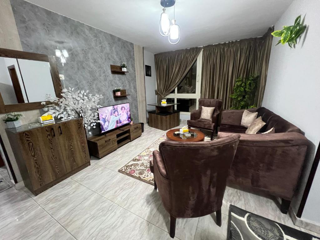sala de estar con sofá y TV en Luxury apartment Downtown Cairo (Amazing, Central) en El Cairo