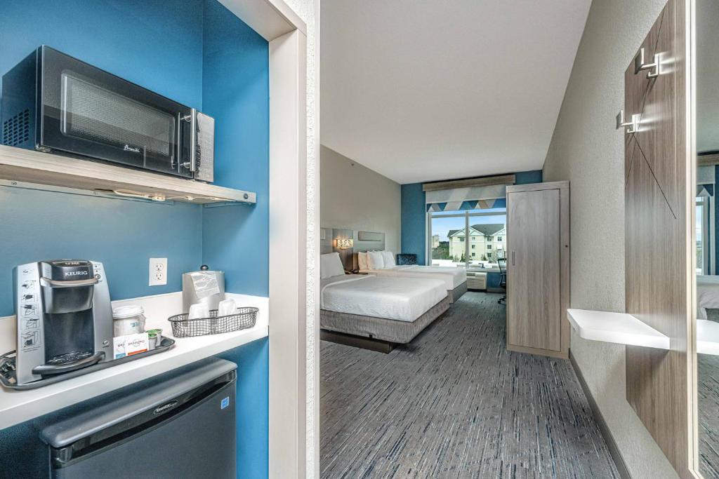 Holiday Inn Express & Suites Charleston Arpt-Conv Ctr Area by IHG photo