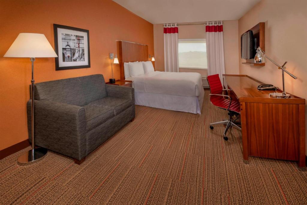 Postel nebo postele na pokoji v ubytování Four Points by Sheraton Newark Christiana Wilmington