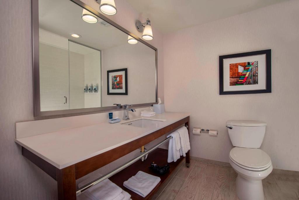 Koupelna v ubytování Four Points by Sheraton Newark Christiana Wilmington