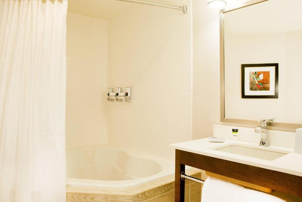 Koupelna v ubytování Four Points by Sheraton Newark Christiana Wilmington