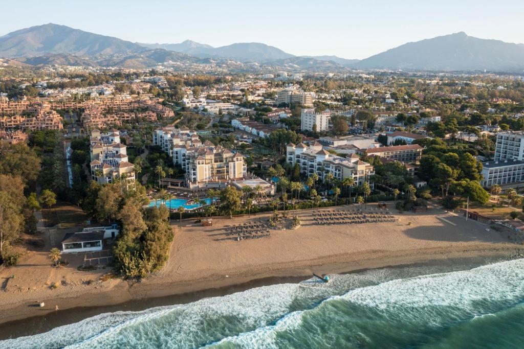 eine Luftansicht auf einen Strand und das Meer in der Unterkunft Marriott's Playa Andaluza in Estepona