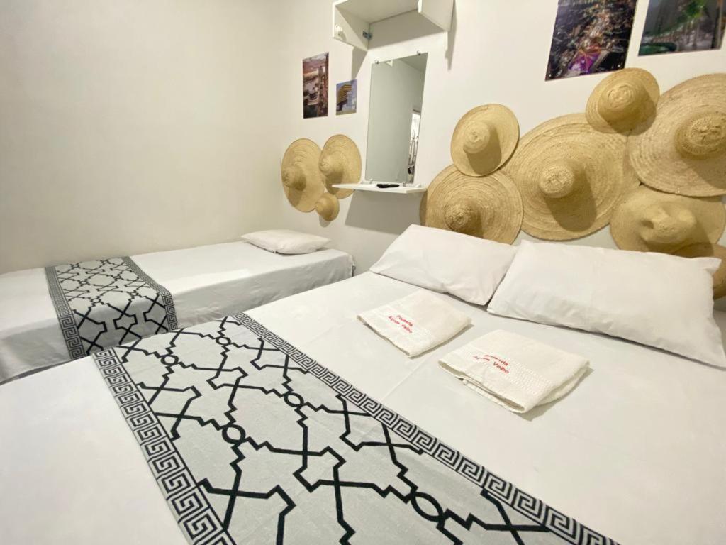 dwa łóżka w pokoju z dwoma łóżkami w obiekcie Pousada Açude Velho w mieście Campina Grande
