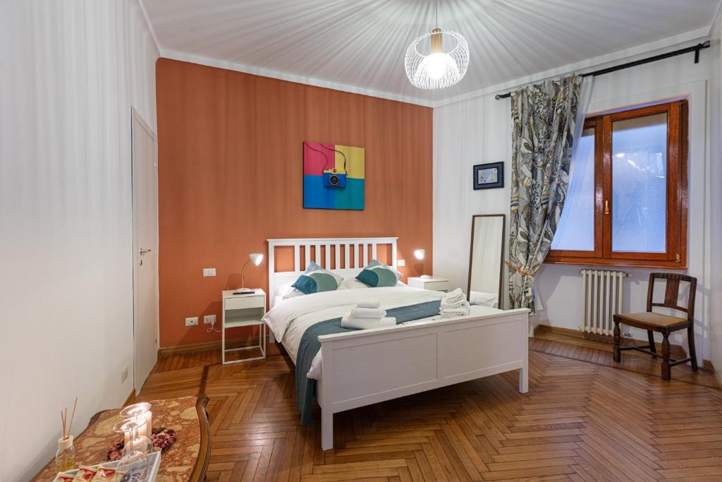 um quarto com uma cama e uma secretária e uma cama sidx sidx em Passeggiata al Vaticano em Roma