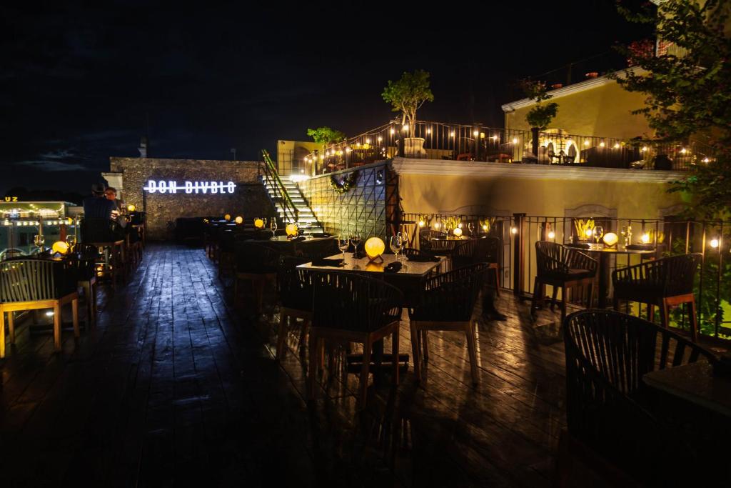 Un restaurante o sitio para comer en Hotel Meson del Marques