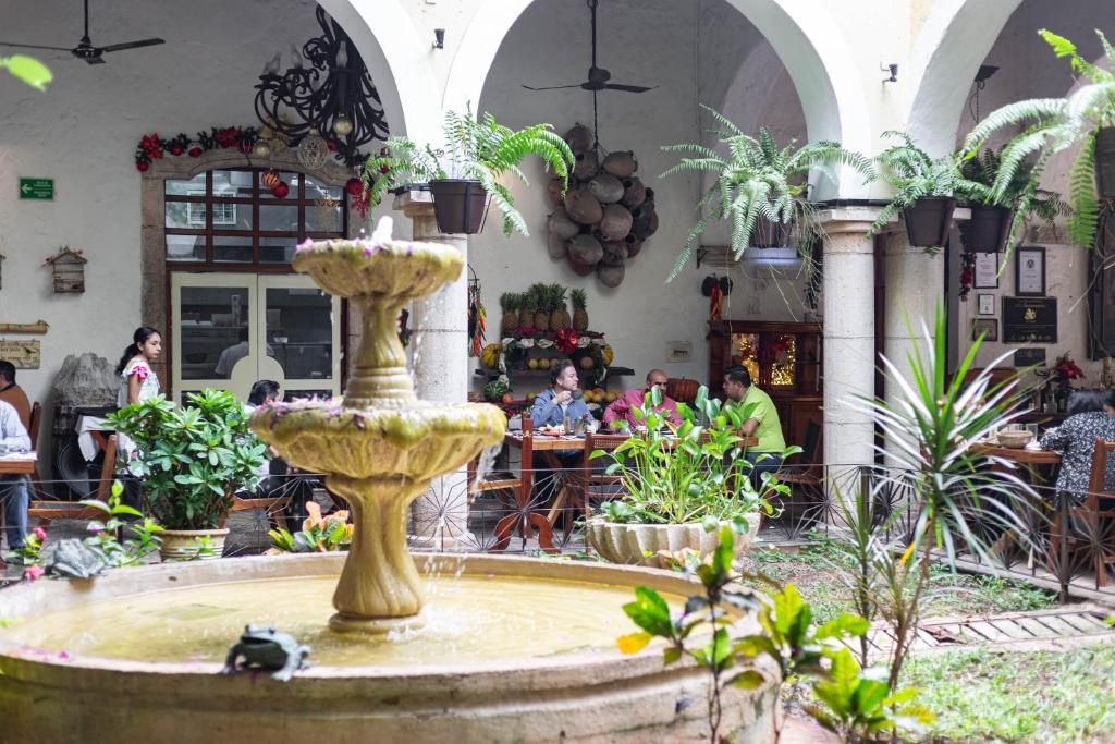 Un restaurante o sitio para comer en Hotel Meson del Marques
