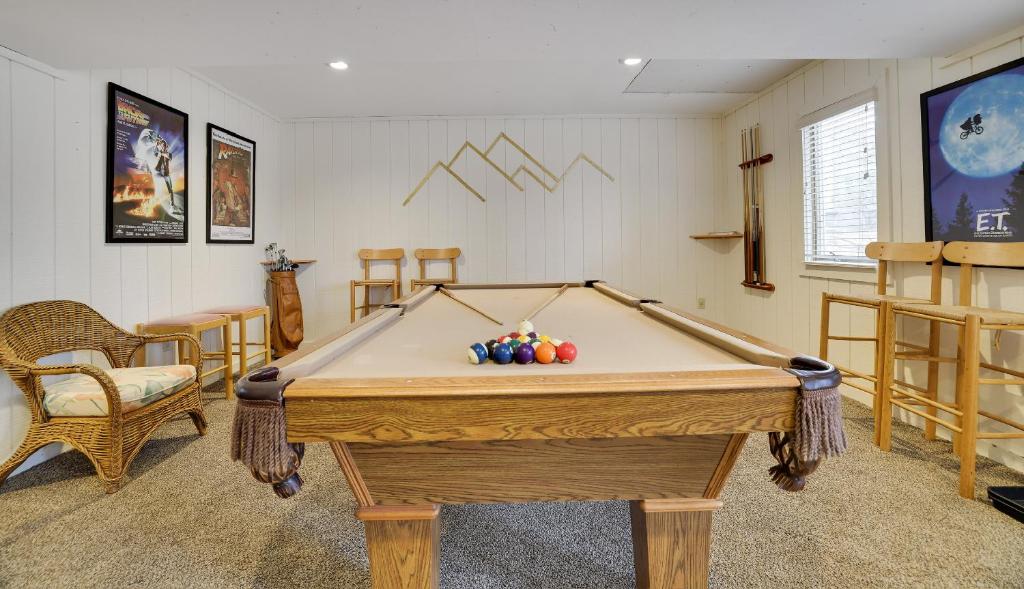 a room with a pool table in a room at Cozy Mountain & Lake Escape: Perfect for Groups in Lake Harmony