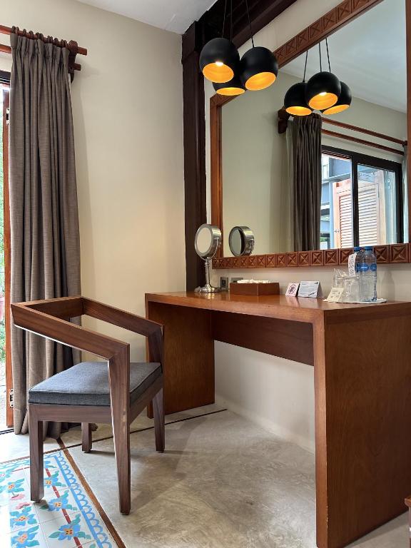 vestidor con escritorio y espejo en Hotel Meson del Marques, en Valladolid