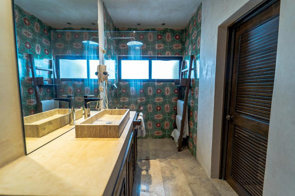 Un baño de Hotel Meson del Marques