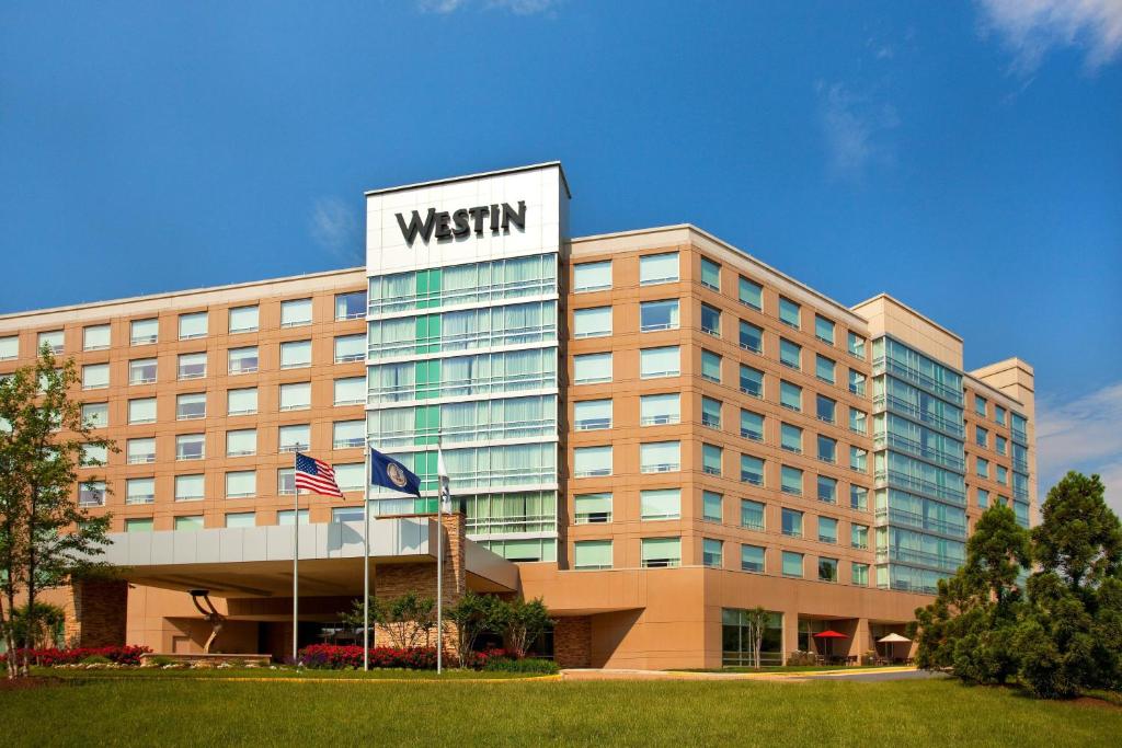 un edificio de oficinas con un cartel que dice watson en The Westin Washington Dulles Airport, en Herndon