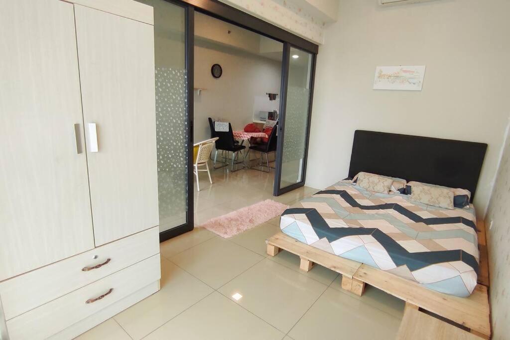 een slaapkamer met een bed en een eetkamer bij Modern & Homely CBD Private Suite with Pool & Gym in Petaling Jaya