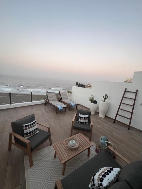 uma sala de estar com vista para o oceano em Playa del Hombre Deluxe Luxury Apartments em Playa del Hombre