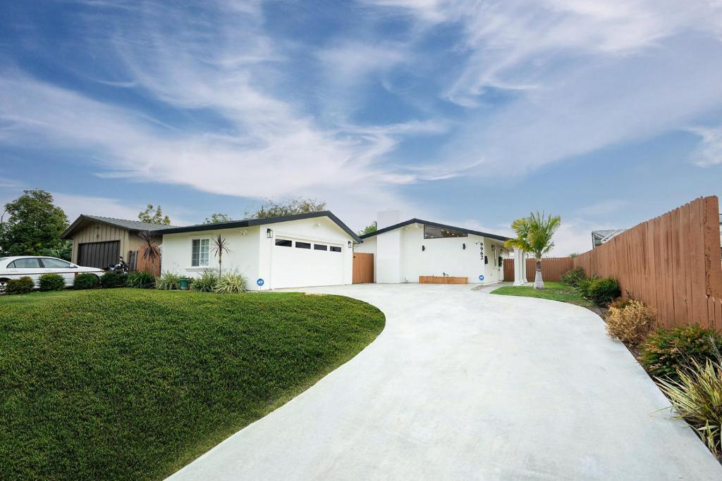 a driveway leading to a house at Luxury Disneyland Home: Family & Exec Friendly in Anaheim