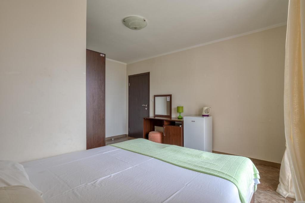 A bed or beds in a room at Snežna Kraljica