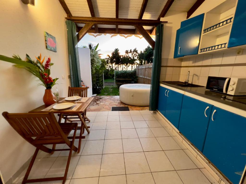 Kuchyň nebo kuchyňský kout v ubytování Mabouya cosy vue mer, jacuzzi, jardin