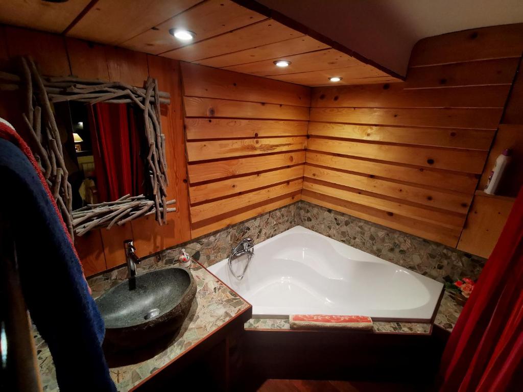 y baño con bañera y lavamanos. en Chambre La Séquoiane Col de Turini, 