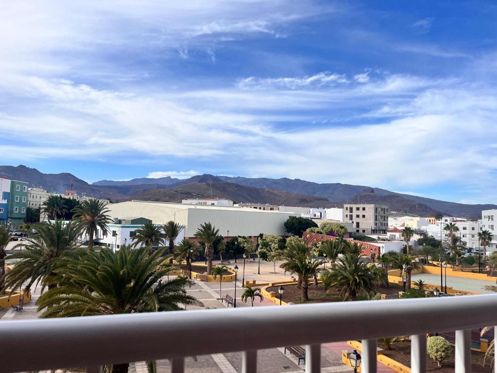 uitzicht op een stad met palmbomen en gebouwen bij Melo Home Vecindario-Near AirPort-Elevator-Garage in Sardina