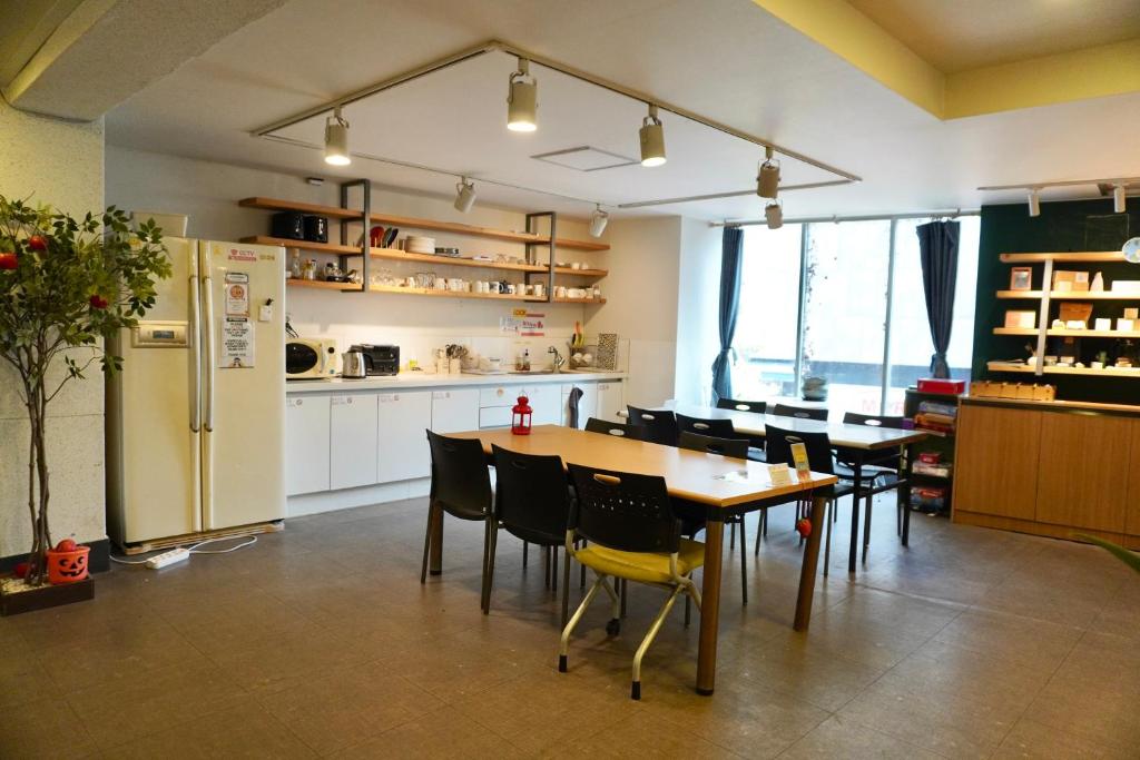 Kuchyň nebo kuchyňský kout v ubytování Dongseongro ZERO guesthouse