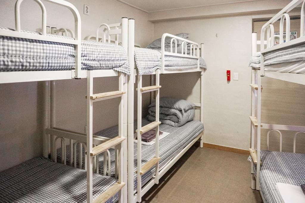 Palanda nebo palandy na pokoji v ubytování Dongseongro ZERO guesthouse