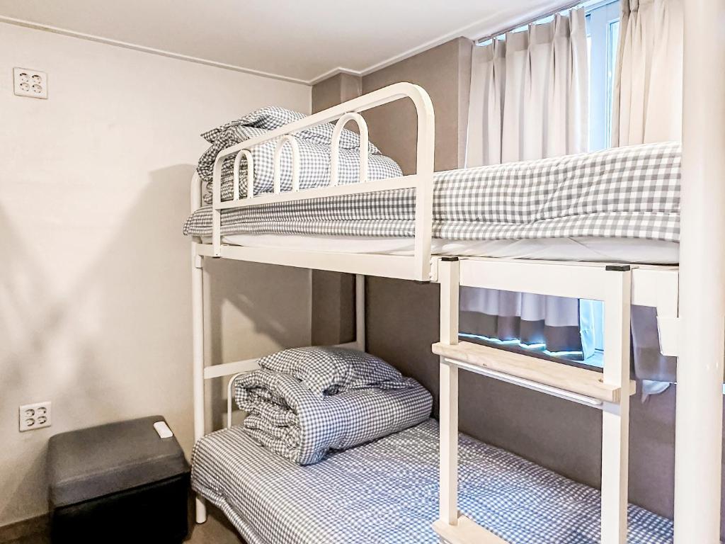 Postel nebo postele na pokoji v ubytování Dongseongro ZERO guesthouse