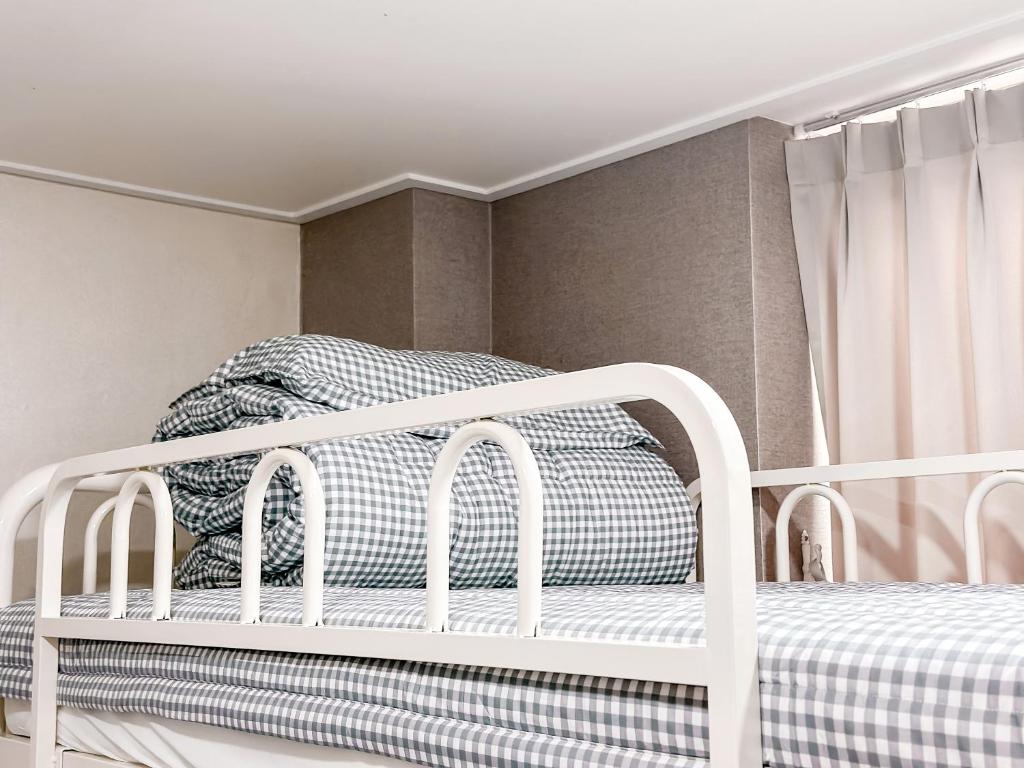 Postel nebo postele na pokoji v ubytování Dongseongro ZERO guesthouse