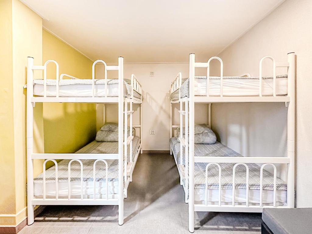 Postel nebo postele na pokoji v ubytování Dongseongro ZERO guesthouse