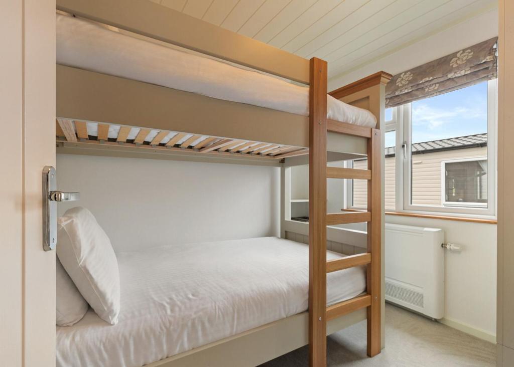 Krevet ili kreveti na kat u jedinici u objektu Meadow House Holiday Park
