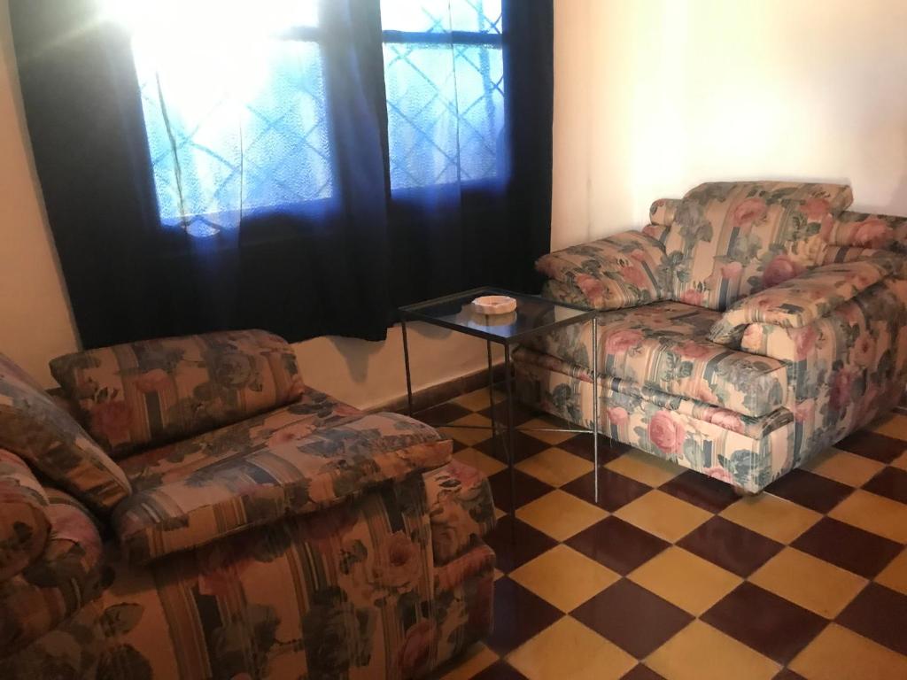 a living room with a couch and a chair at Apartamento con garaje cerrado in Minas