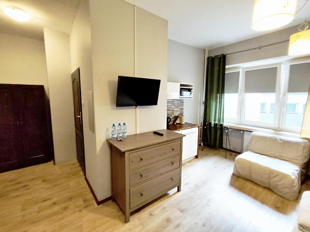 Televízia a/alebo spoločenská miestnosť v ubytovaní Helvetia Rooms Warsaw CITY CENTER and OLD TOWN