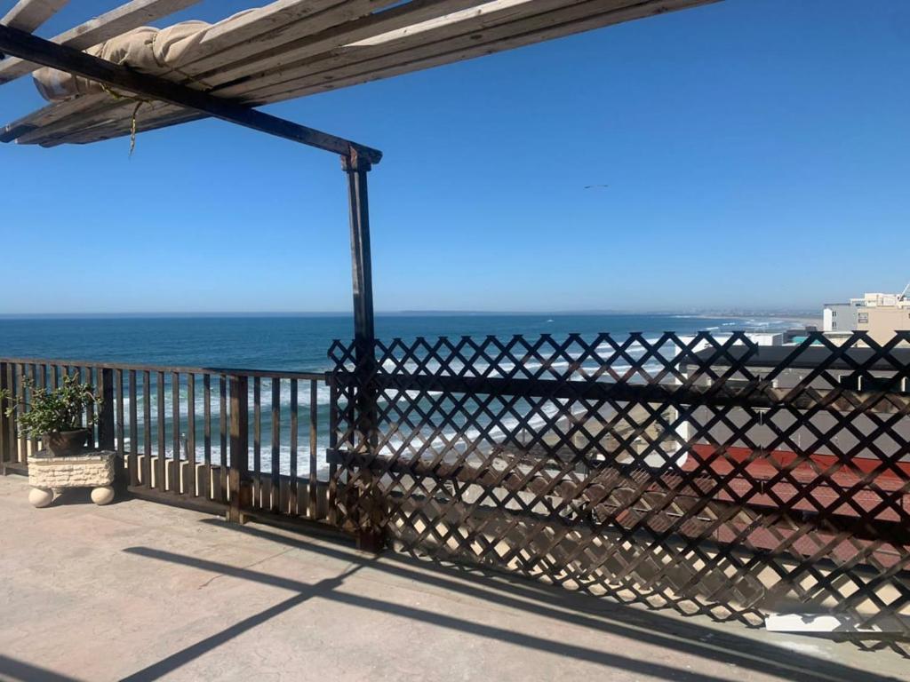 balcón con vistas al océano en Pacifico 51, en Tijuana