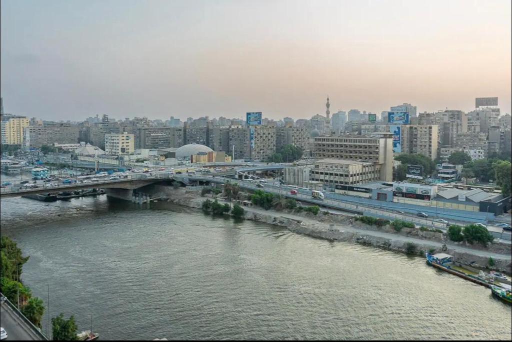 開羅的住宿－Nile view Zamalek Abuelfeda's Three bedrooms，城市里一座河流上的桥梁