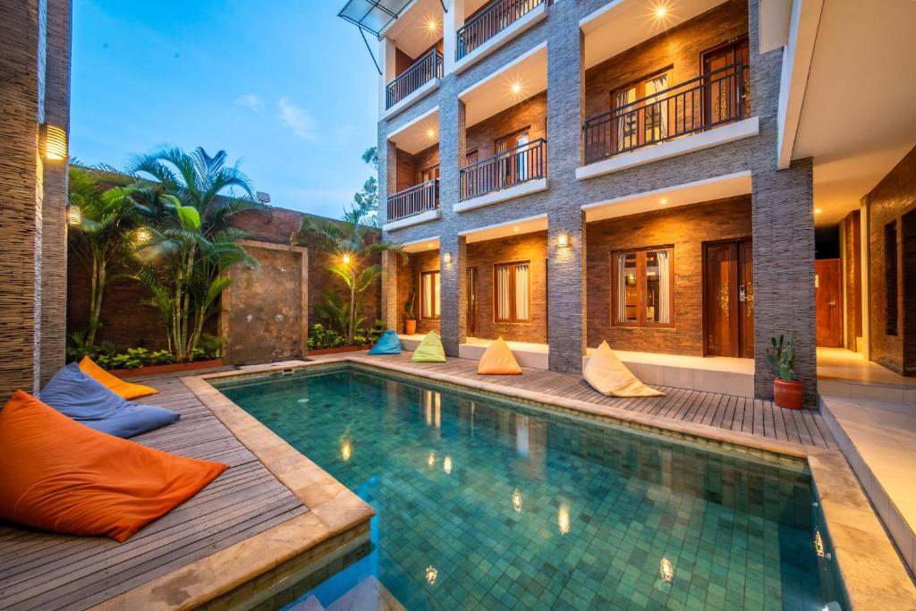 uma imagem de uma piscina numa villa em Gelatik Bed And Breakfast em Seminyak