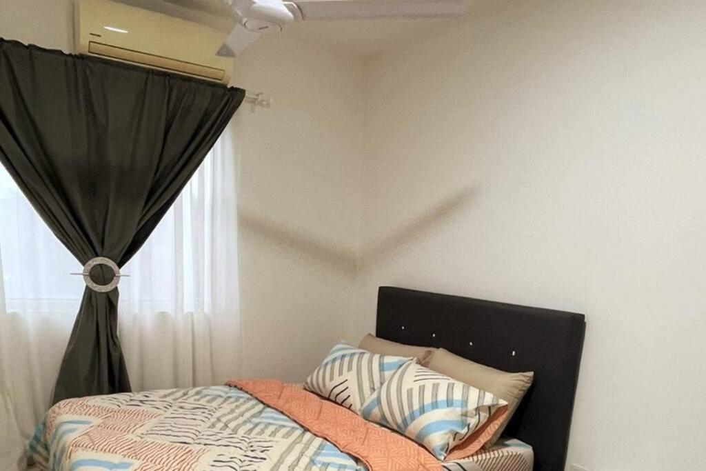 クアラ・セランゴールにあるRafahiyyah Homestay, Puncak Alamのベッドと窓のある寝室