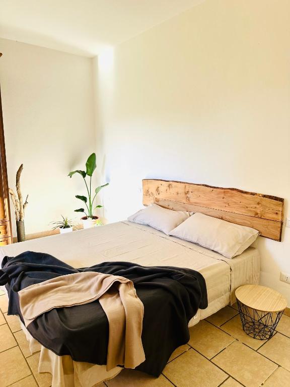um quarto com uma cama grande e uma cabeceira em madeira em Az. Agricola Agriturismo Lo Schiucciolo em San Donato