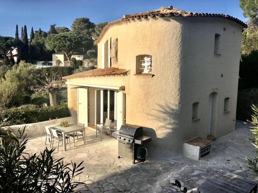 une petite maison avec un grill et une table dans l'établissement Petite villa 4 pers, plage à 1 km, tout confort, animaux acceptés - FR-1-768-64, aux Issambres