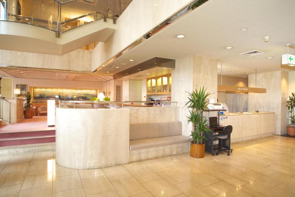 um átrio de um hotel com recepção em Yokote Plaza Hotel em Yokote